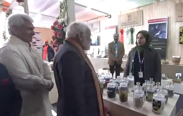 PM Modi Meets Local Entrepreneurs, Craftsmen in Srinagar