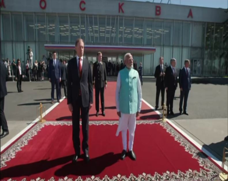 PM Modi Received by Russia’s First Deputy PM, Accorded Guard of Honour in Moscow