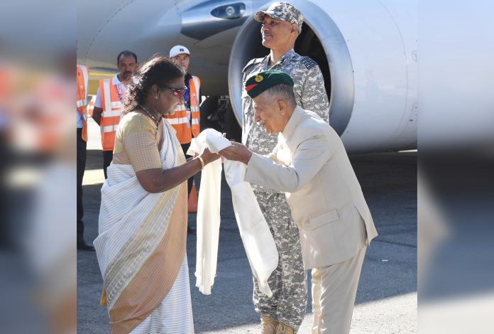 Ladakh: LG Mishra Receives President Murmu At Thoise Airfield